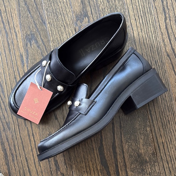 NWOB- Black Women's Leather Loafers with Pearl Detail by Cruza ( size 39) - Picture 4 of 8